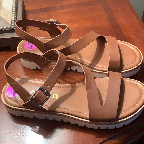 unisa liybo flat sandal